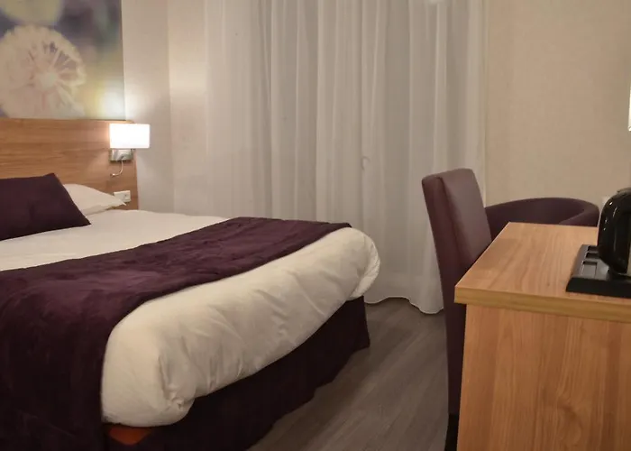 Logis - La D'amiens מלון 3*